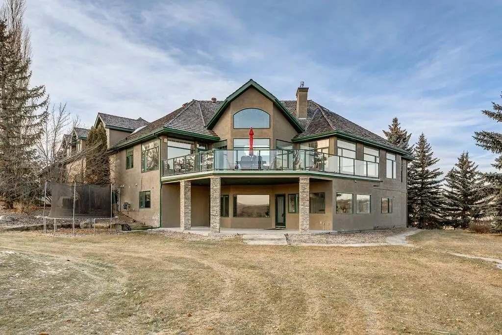 Emerald Bay Luxury Retreat With Hot Tub YYC 0*,  Kanada