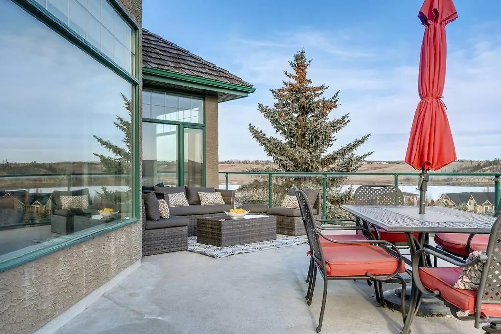 Emerald Bay Luxury Retreat With Hot Tub YYC
