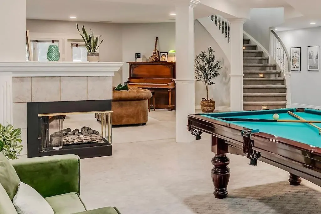 Emerald Bay Luxury Retreat With Hot Tub YYC