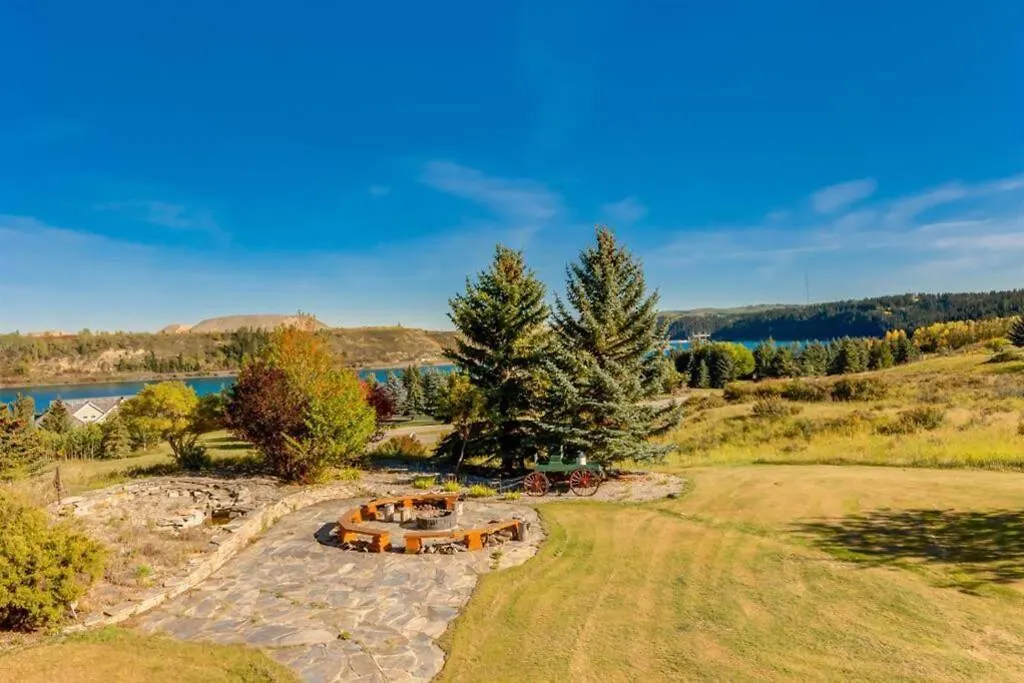 Emerald Bay Luxury Retreat With Hot Tub YYC